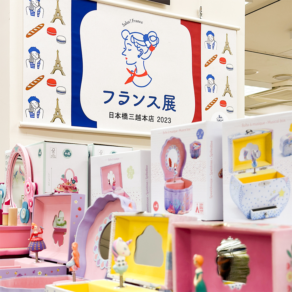 日本橋三越で開催されたフランス展の様子です。フランス展のタペストリーとオルゴール付きジュエリーボックスが映っています。