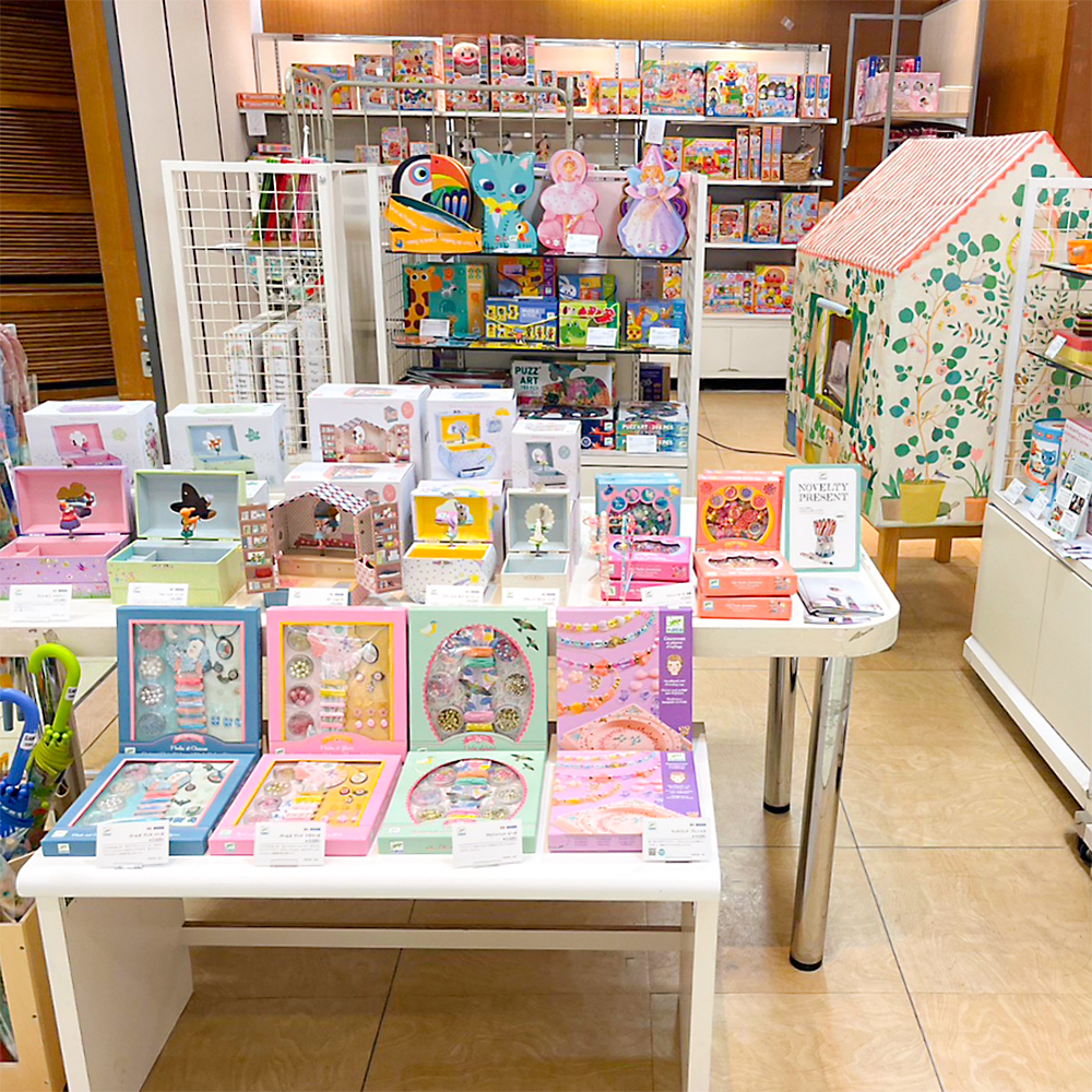 山形屋にて行われた「DJECOフェア」の店頭の様子です。オルゴールやアクセサリーキット、パズルや屋内用キッズテントが並んでいます。