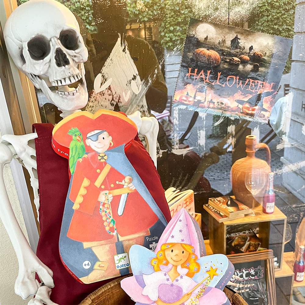 ルプティニースで開催されたハロウィーンフェアの様子です。ガイコツが「パイレーツ」と「フェアリー&ユニコーン」を抱えています。