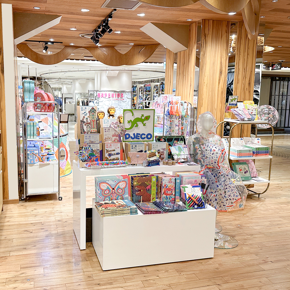 伊勢丹新宿店「ジェコ ポップ アップ ショップ」の様子。傘やレインケープなどを展示販売しています。