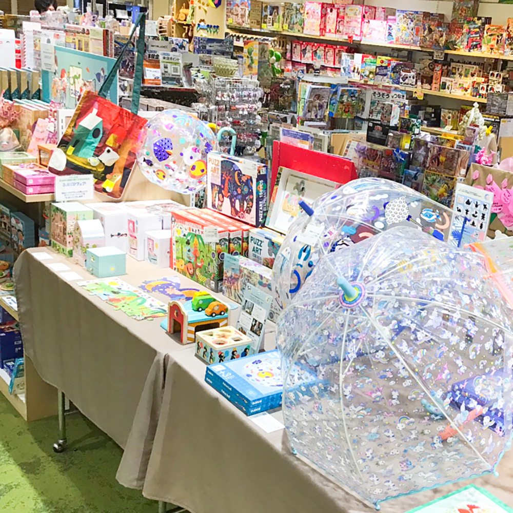 東急吉祥寺店様のDJECOフェアの店頭の様子です。傘やビーチボール、玩具がたくさん置かれています。