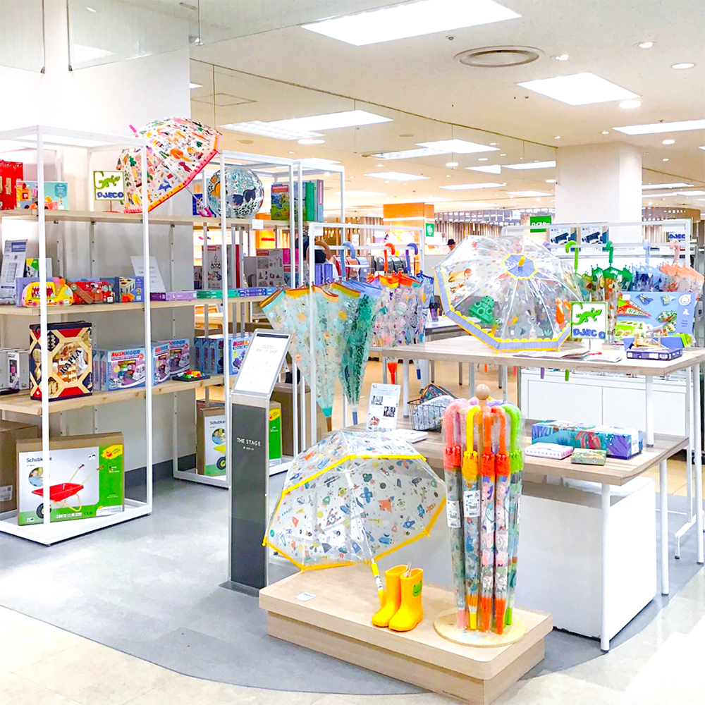 新潟伊勢丹「ジェコ ポップ アップ ショップ」の様子。傘やジグソーパズルを展示販売しています。