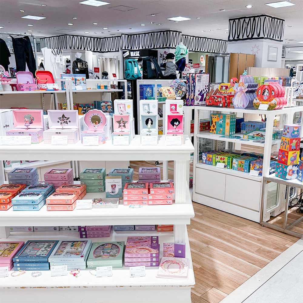 そごう横浜店様のポップアップショップの様子です。オルゴール付きジュエリーボックスやアクセサリーキット、ジグソーパズルが店頭に並んでいます。