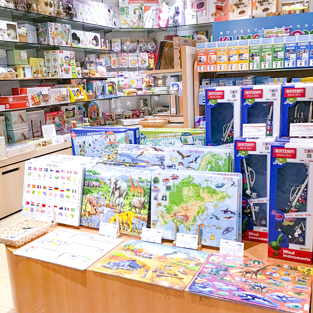 松屋銀座の玩具売場の様子です。通路に面した場所にラーセンのジグソーパズルやボンテンピの楽器玩具が置かれています。