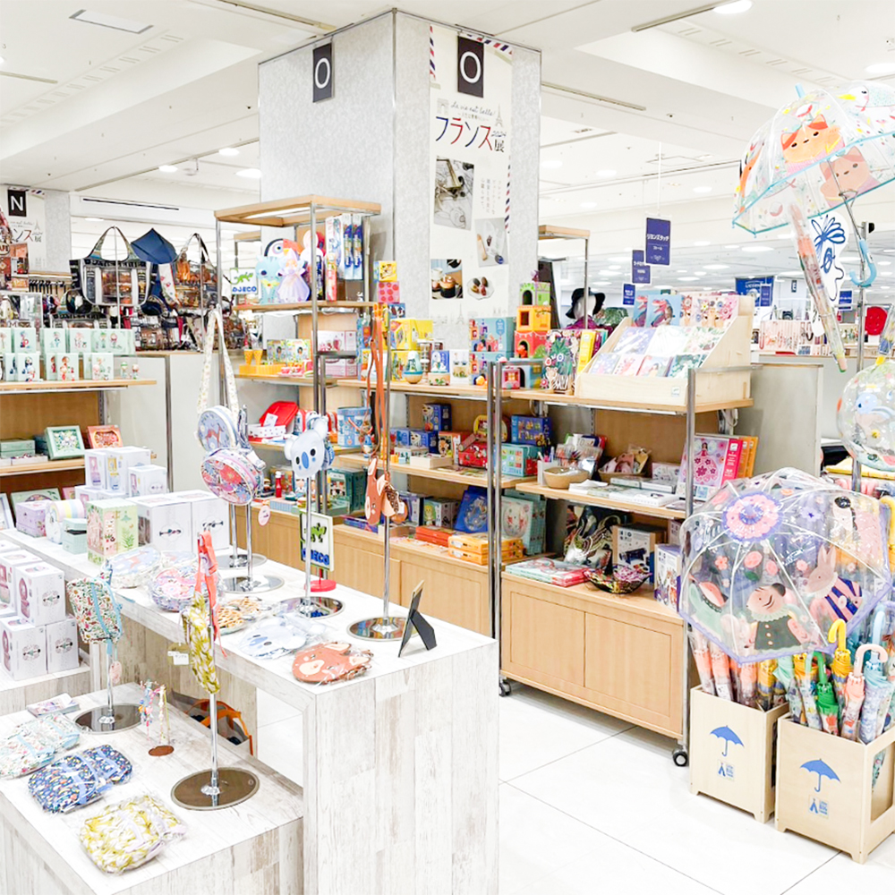 ジェイアール名古屋髙島屋様のフランス展のジェコのブースの様子です。傘やバッグなどが並んでいます。