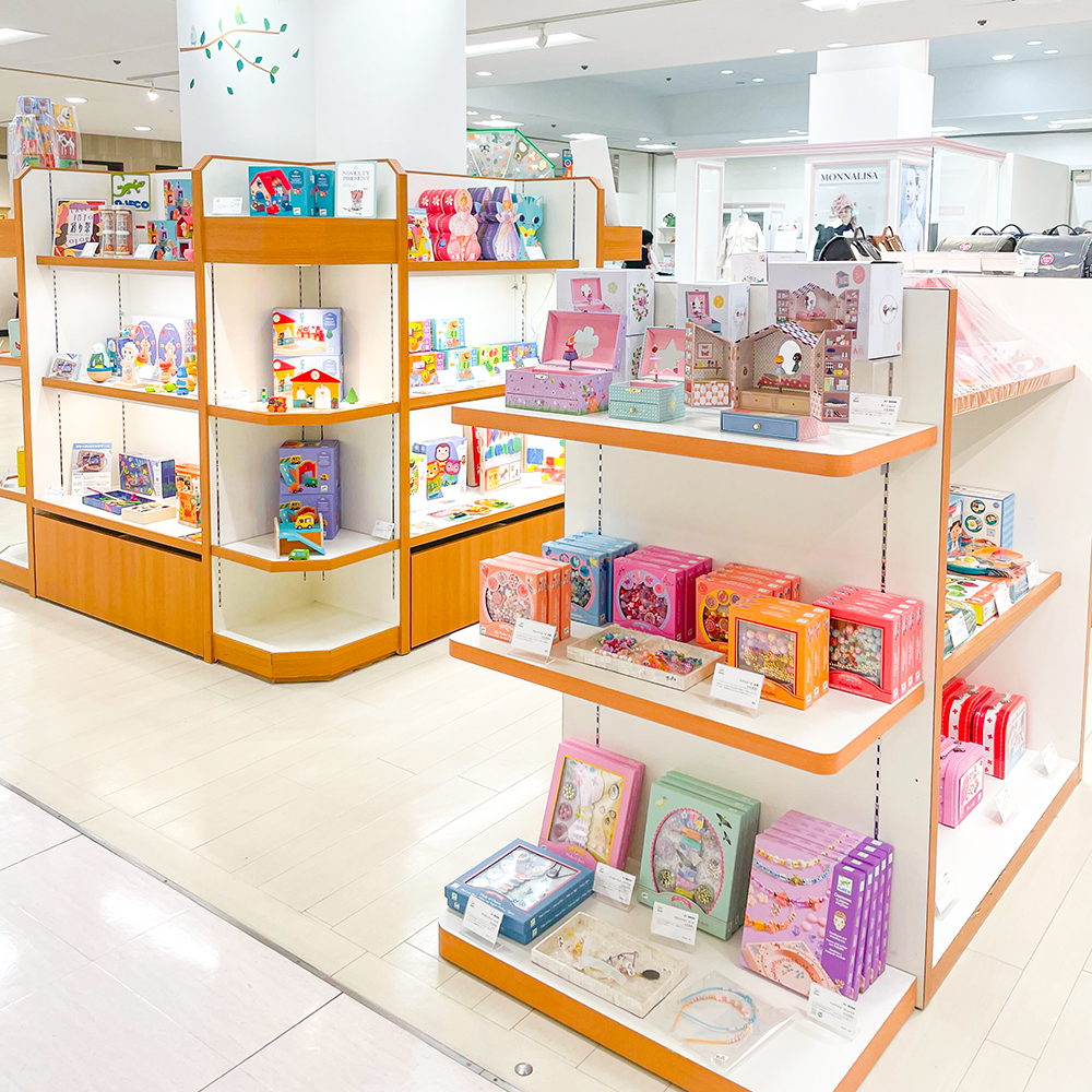 名古屋栄三越のジェコポップアップストアの様子です。棚におもちゃやオルゴールが並んでいます。