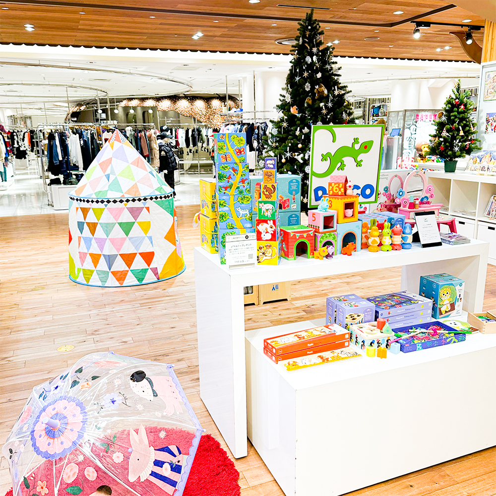 新宿伊勢丹のジェコポップアップストアの様子です。店頭にはクリスマスツリーがかざられています。傘とキッズテントが展示販売されています。