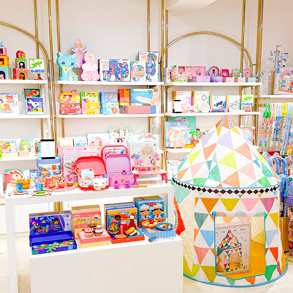 日本橋三越本店で開催されているジェコのポップアップの様子です。キッズテントや傘などが展示販売されています。