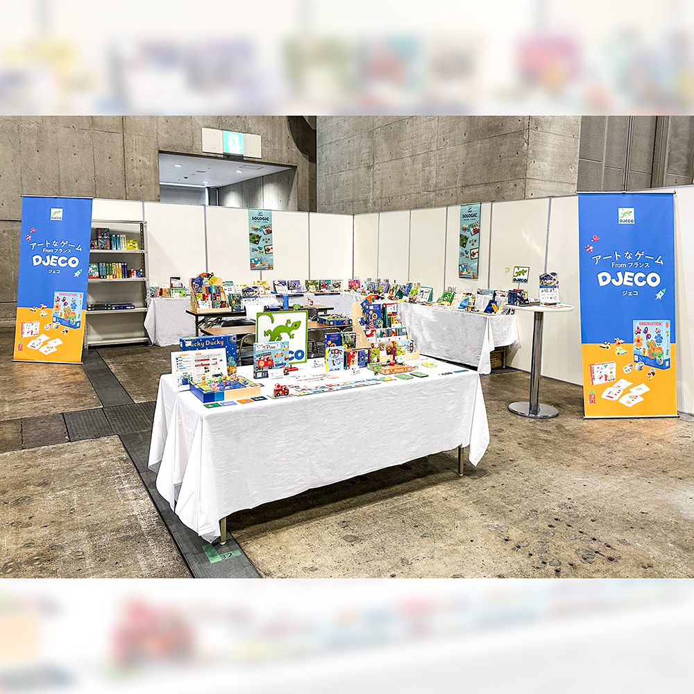 ゲームマーケットのジェコのブースの様子です。新作のゲームや既存のゲームが卓上に置かれています。