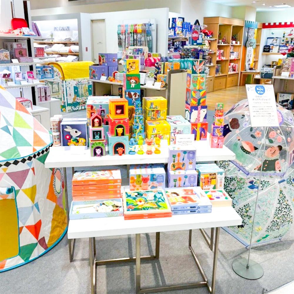 岩田屋本店で開催されているポップアップショップの様子です。紙でできたy積み木やキッズテントなどが展示販売されています。