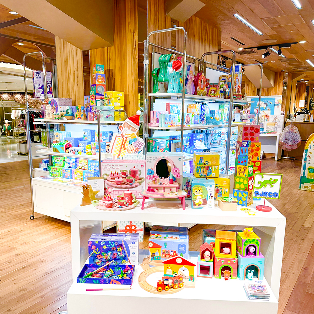 伊勢丹新宿店のポップアップショップの様子です。実際に触れることができる見本を多数置いています。