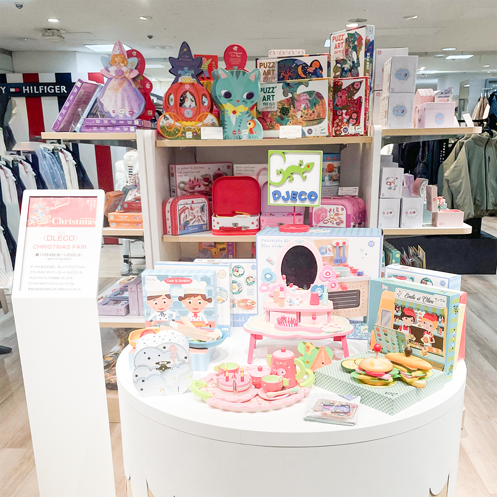 髙島屋京都店のクリスマスフェアの様子です。おもちゃのドレッサーやオルゴール付きジュエリーボックスが展示されています。