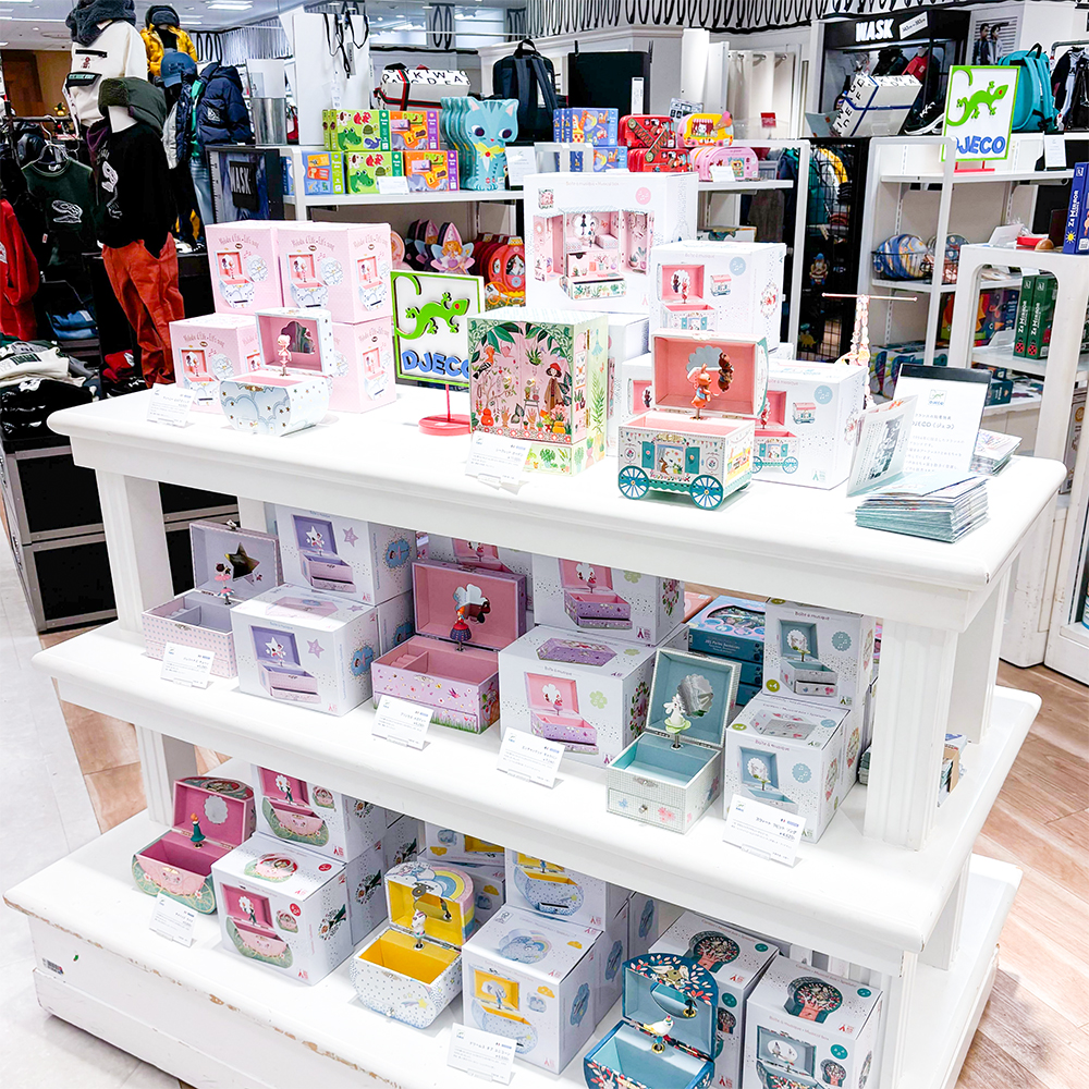 そごう横浜店8階にあるおもちゃ売り場の様子です。オルゴールを中心に、ジェコのポップアップショップが開催されています。
