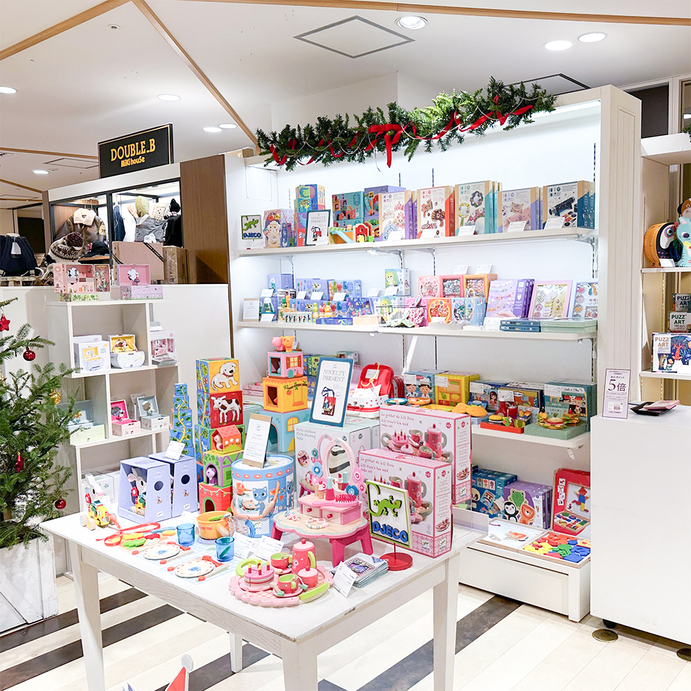 阪急うめだ本店で開催されているジェコのポップアップショップの様子です。おままごとのおもちゃなどがディスプレイされています。