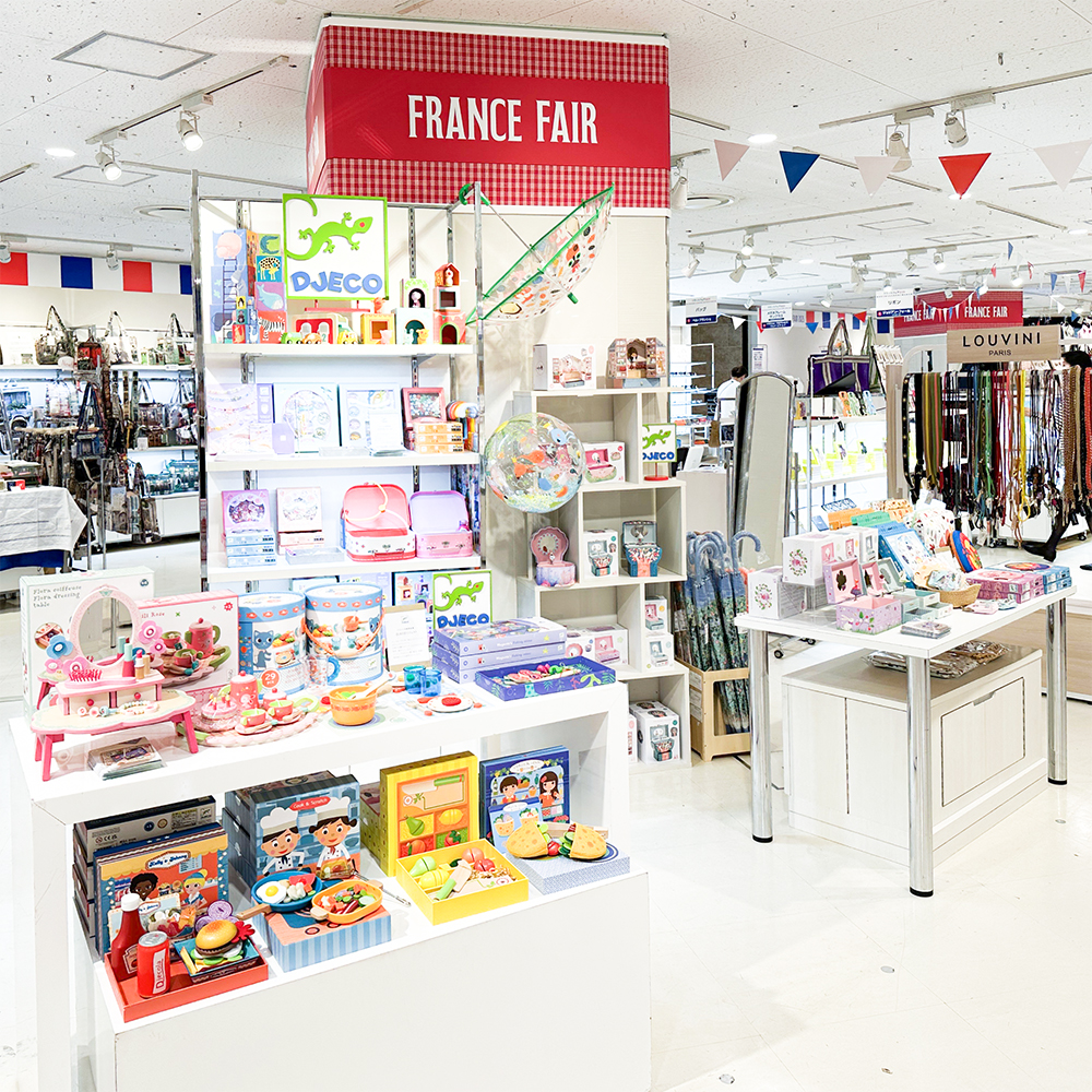 阪神うめだ本店で開催されているフランスフェア2025の、ジェコの売り場の様子です。オルゴール付きジュエリーボックスやおままごとのおもちゃが並んでいます。