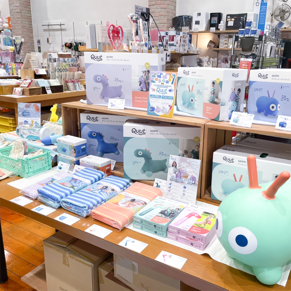グローブマートのQuutフェアの店頭の様子です。ホッピやディノが展示販売されています。