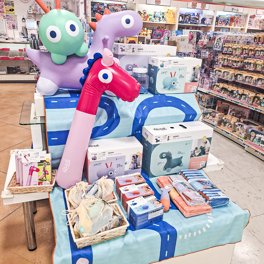近鉄百貨店 和歌山店のQuutフェアの店頭の様子です。プレイタオルやホッピなどが展示販売されています。