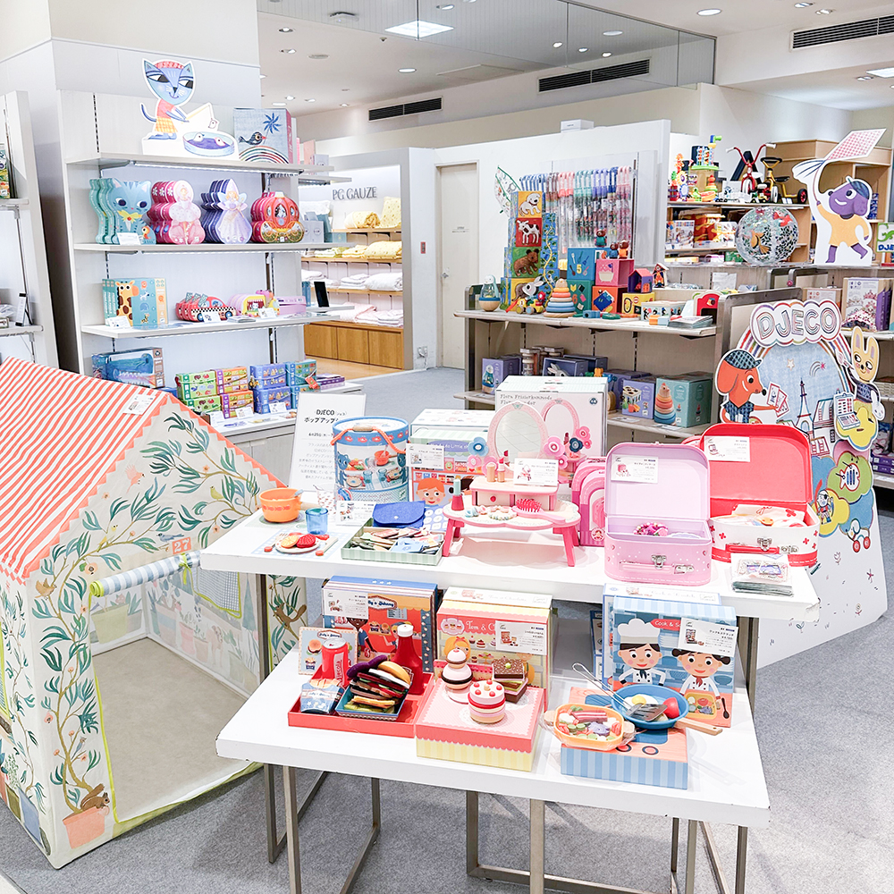 岩田屋本店で開催されているポップアップの様子です。キッズテントやおままごと玩具を展示販売しています。