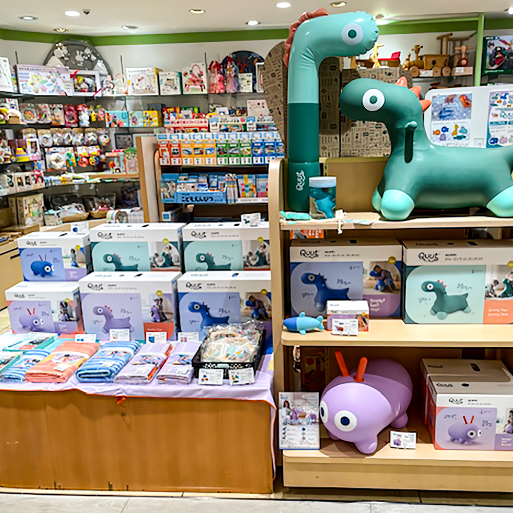 松屋銀座でのQuutフェアの様子です。乗用玩具のホッピとディノをメインに、プレイ尚津なども展示販売されています。