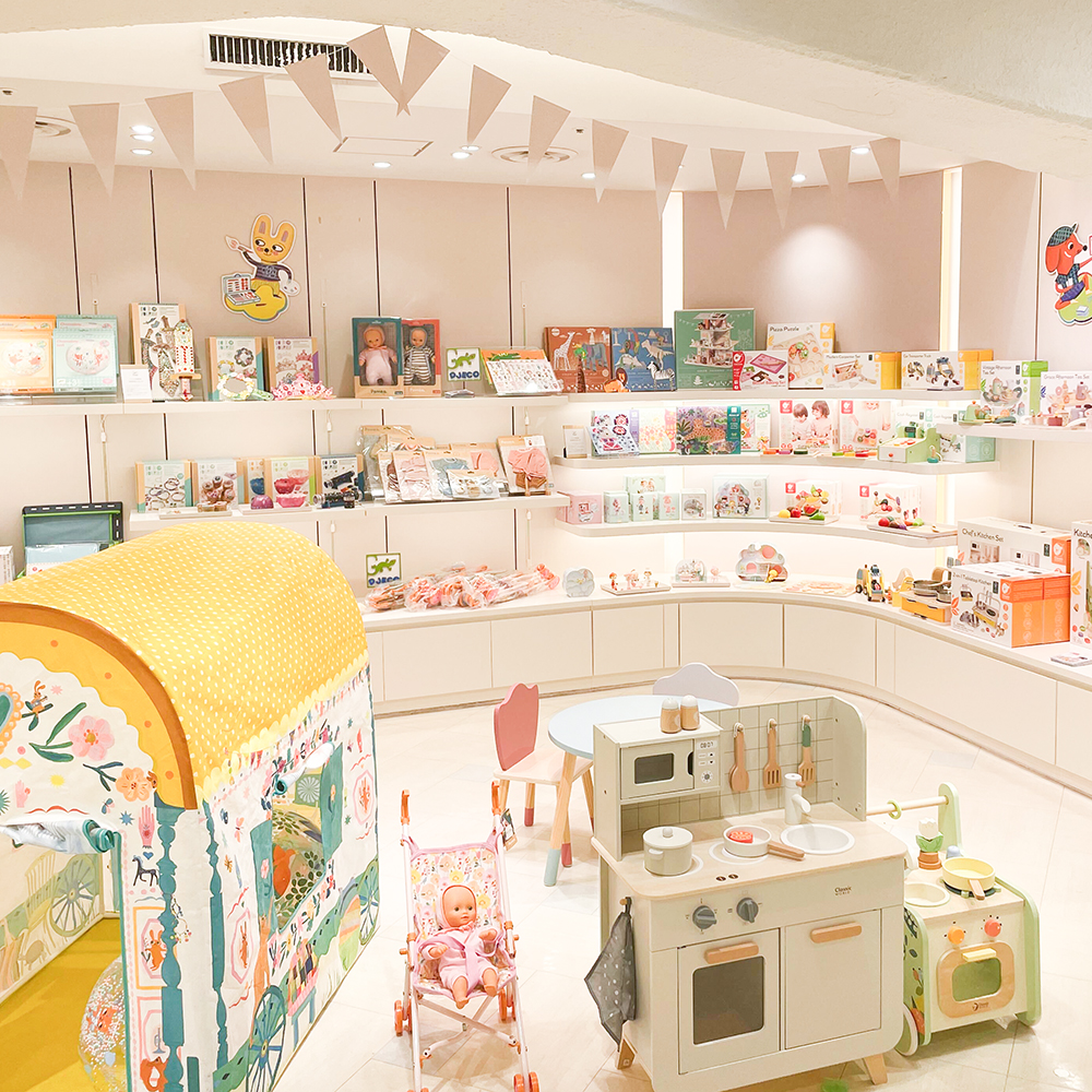 日本橋三越で開催されている「Petit Atelier 〜おままごととごっこのひろば〜」の様子です。DJECOとClassicWorldの商品をお取り扱いいただいております。