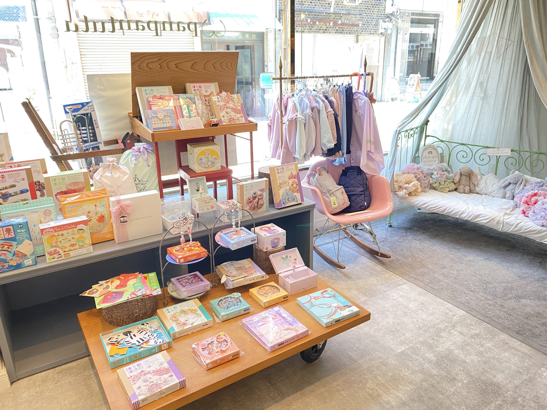 パンパンチュチュ神戸店の店内の様子です。DJECOのアイテムをお取り扱いいただいています。
