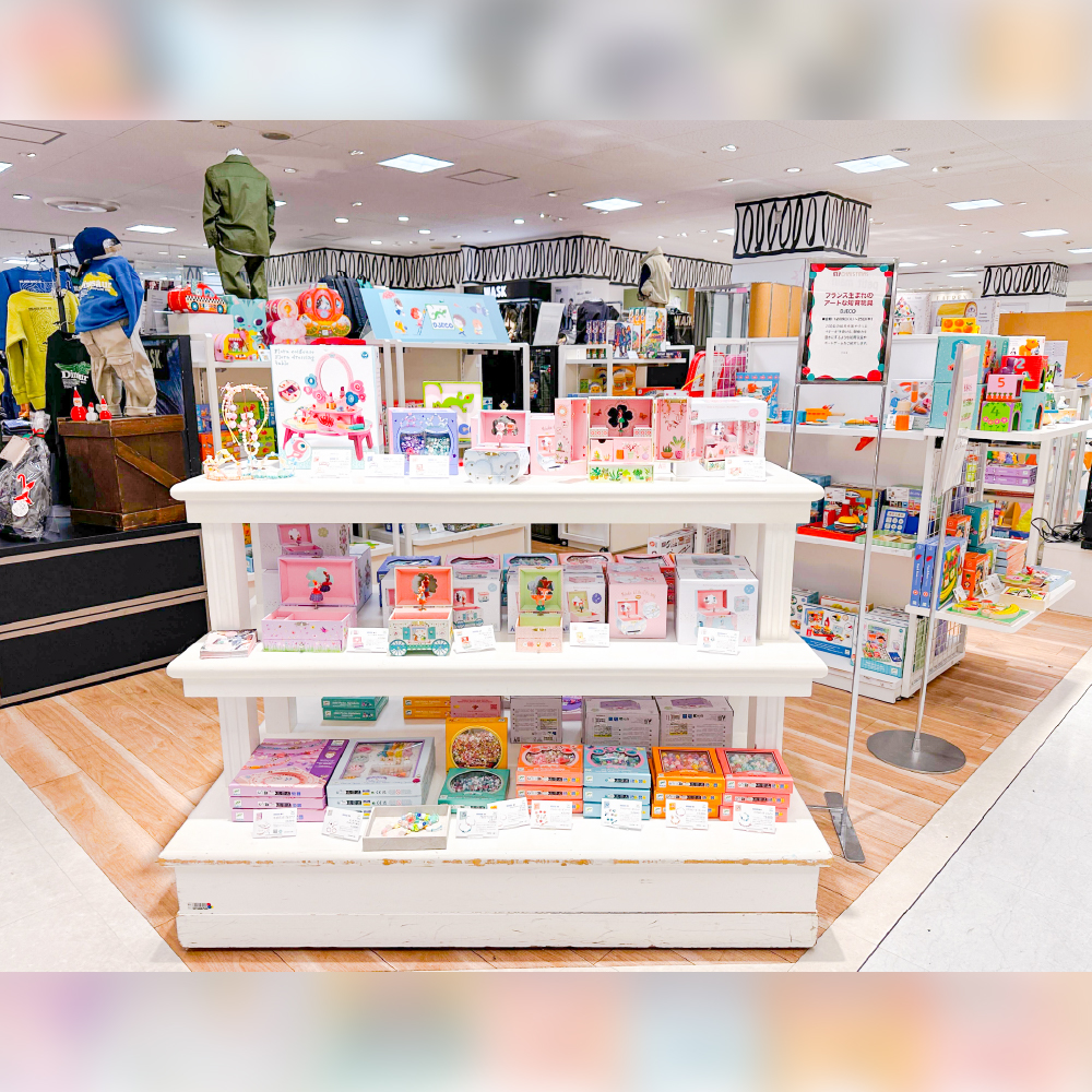 そごう横浜店8階のおもちゃ売り場で開催されている、ジェコのポップアップショップの様子です。オルゴール付きジュエリーボックスやアクセサリー期となどが並んでいます。
